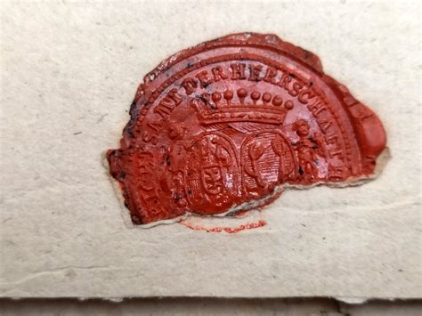 Ilustracja przedstawiająca dłonie trzymające list z pieczęcią bankową.