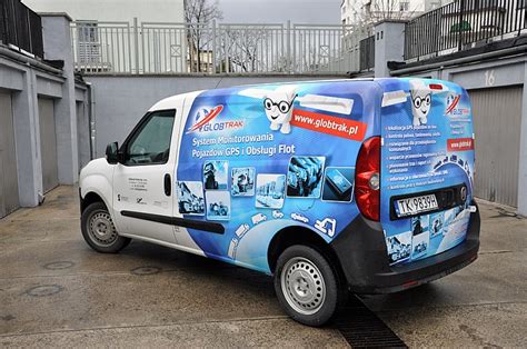 Zdjęcie samochodu oklejonego reklamą