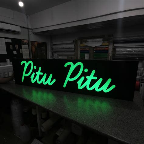 Zdjęcie kasetonu reklamowego z podświetlanymi literami