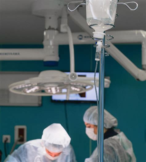 Chirurg operujący rękę pacjenta