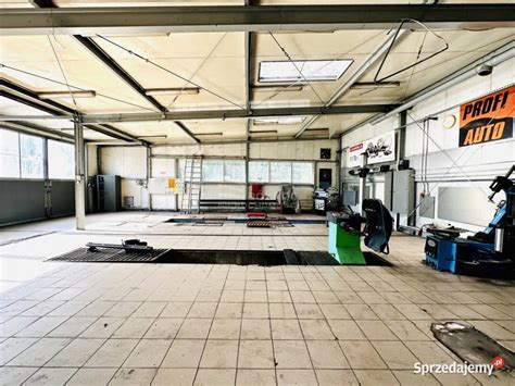 Warsztat samochodowy w trakcie pracy