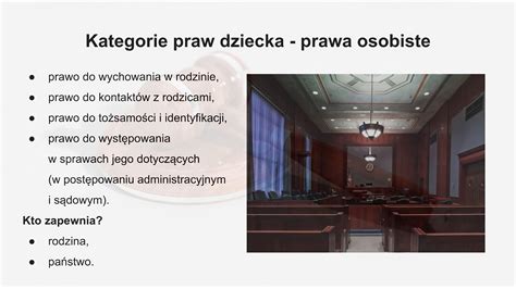 Zdjęcie przedstawiające salę sądową z okresu PRL