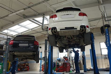 Zdjęcie nowoczesnego warsztatu samochodowego z wyposażeniem