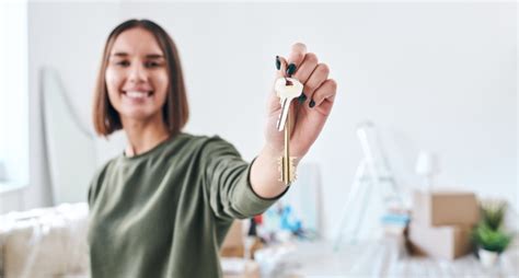 Ilustracja przedstawiająca osoby otrzymujące klucze do nowego mieszkania